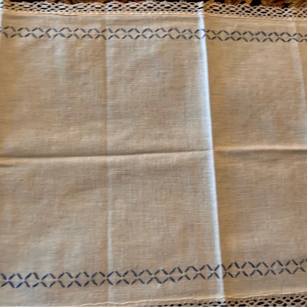 Vintage White Linen & Pink‎ Needlepoint Rose w/Lace Table Runner